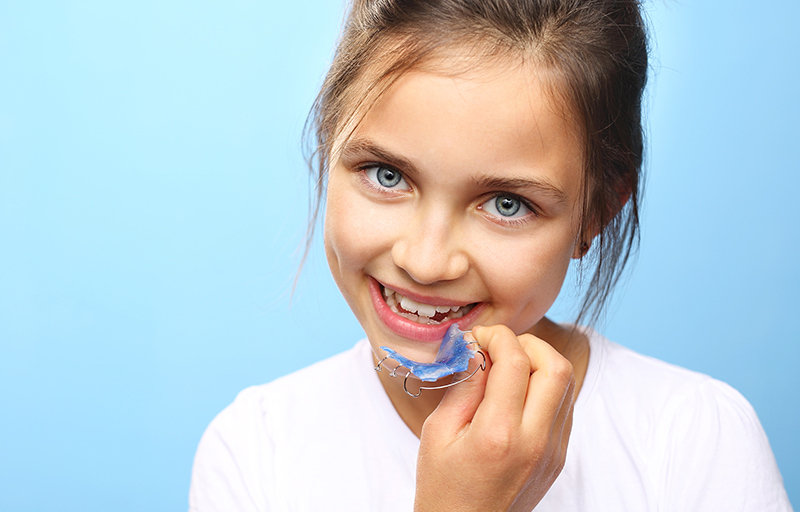 Jeune fille avec appareil orthodontique