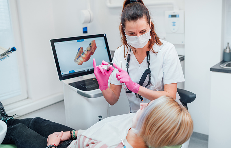 Une patiente qui a des empreintes numérique chez l'orthodontiste