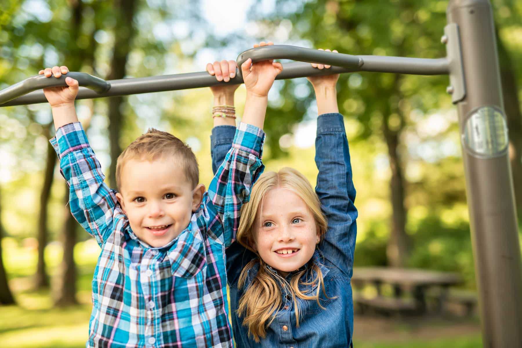 Enfants qui jouent à l'extérieur