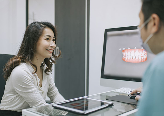 Femme en consultation chez l'orthodontiste