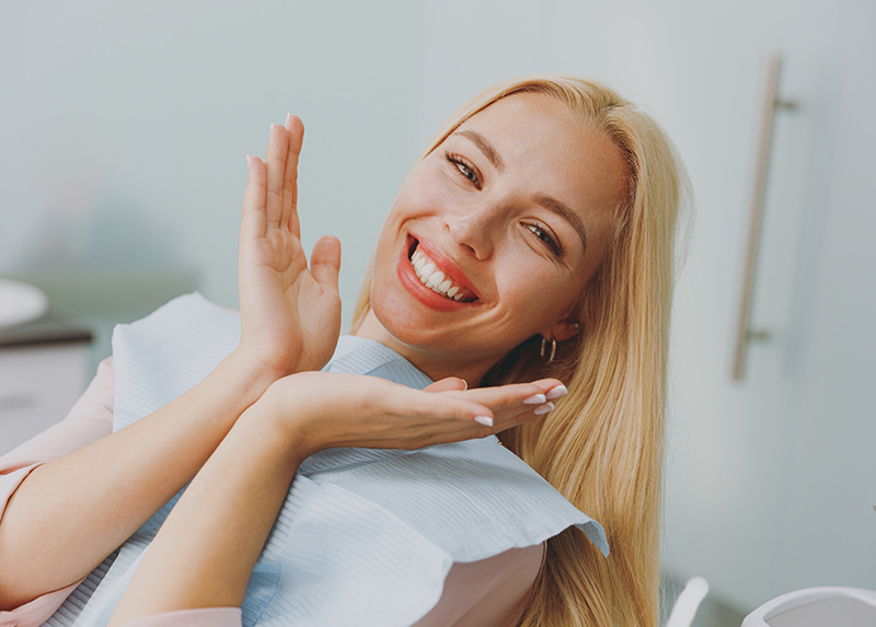 Femme souriante dans une salle d'orthodontiste